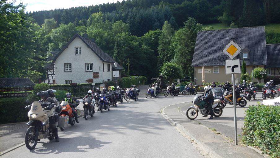 Startszene vor dem Hotel