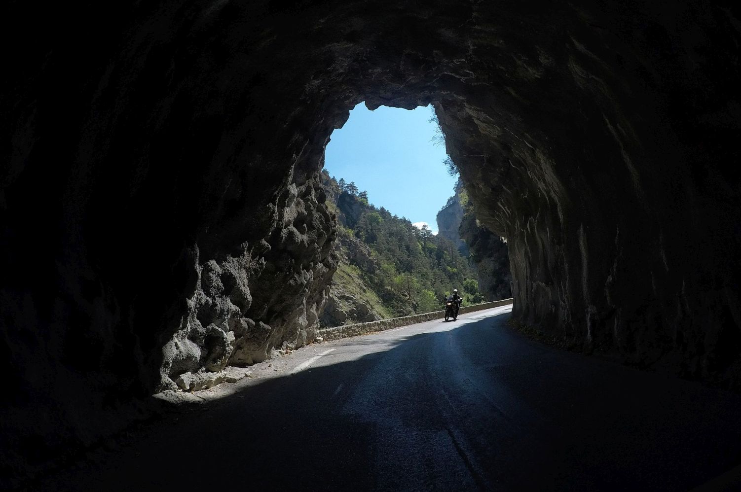 Nur einer der vielen Naturtunnel und Fahreindrücke im Gorges de Gats