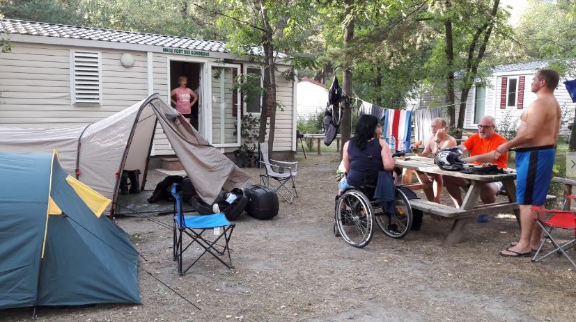 Camping-Szene mit Zelten und Mobile Home br zeltplatz