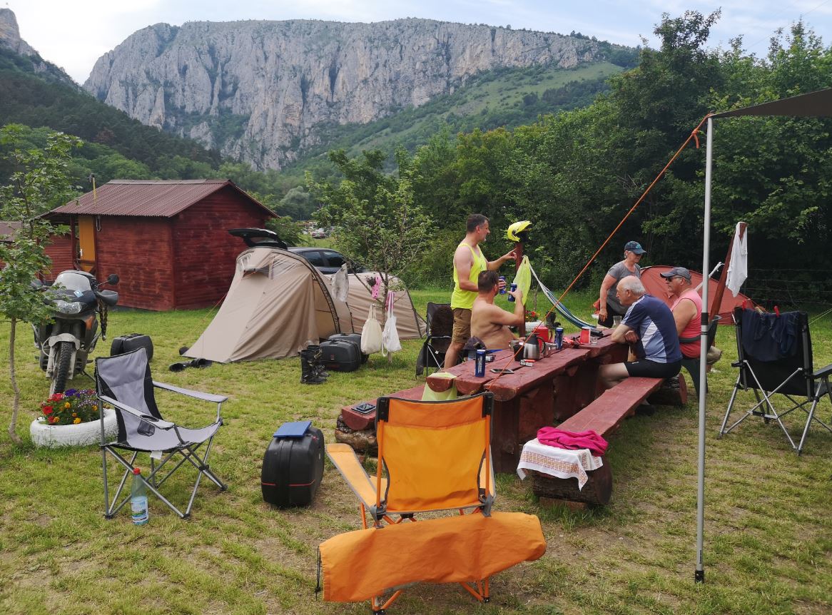 Camping-Stimmung vor traumhafter Kulisse