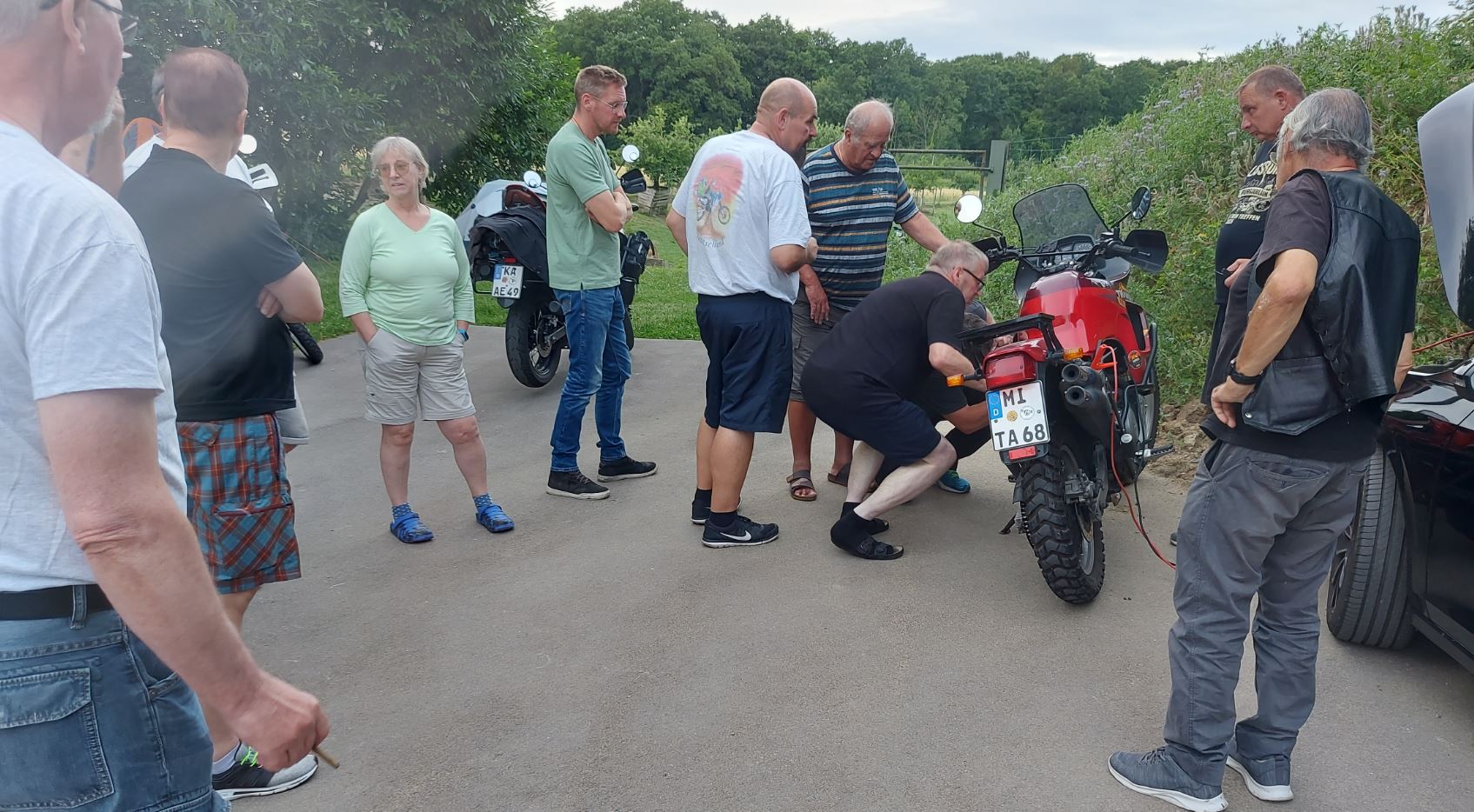 After-Tour-Party mal mit Reparatur auf dem Parkplatz tb25 Reparaturk