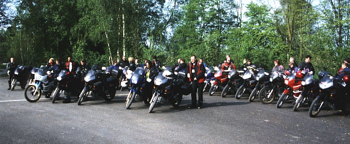 Gruppenfoto vor dem Wohnheim