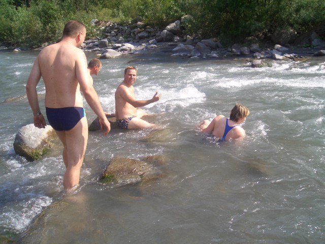Erfrischendes Bad im Fluss  sa bad